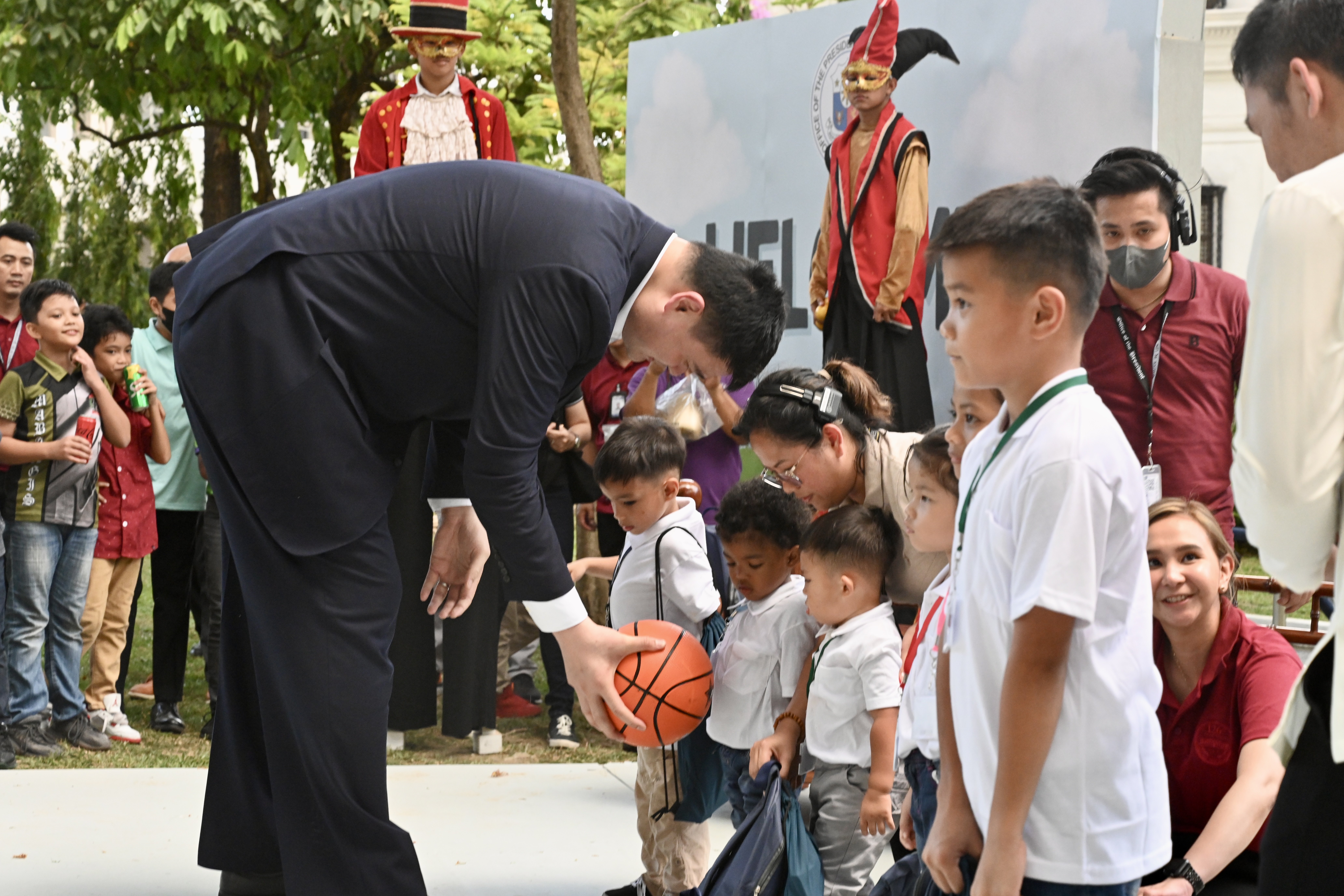 关于欧洲球员与球队合作举办篮球公益活动的信息