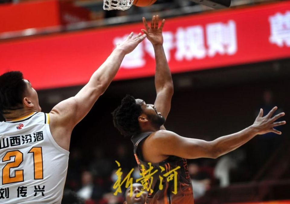 关于山东男篮主场惊险击败辽宁队，保持不败的信息