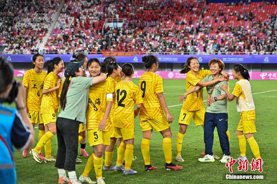 国家女子足球队在比赛中再次夺冠取得胜利