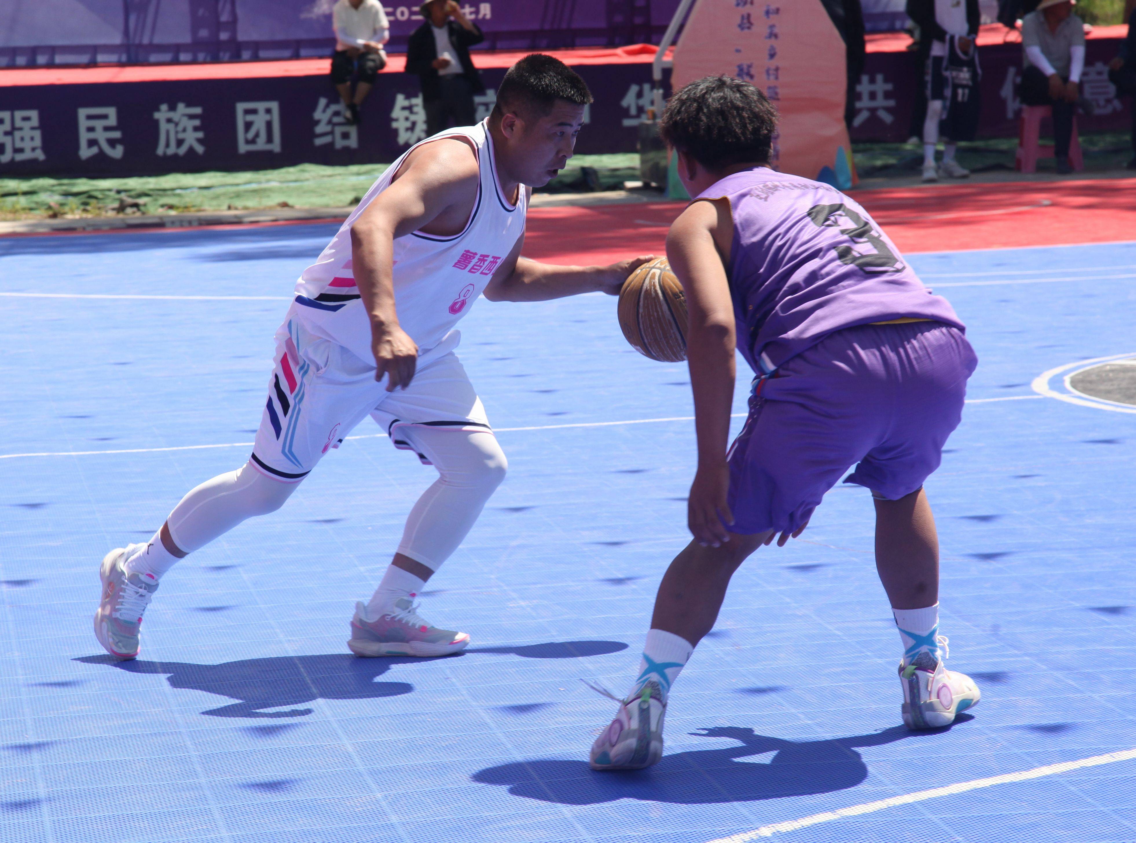 青海队队员互相配合，赢得比赛关键