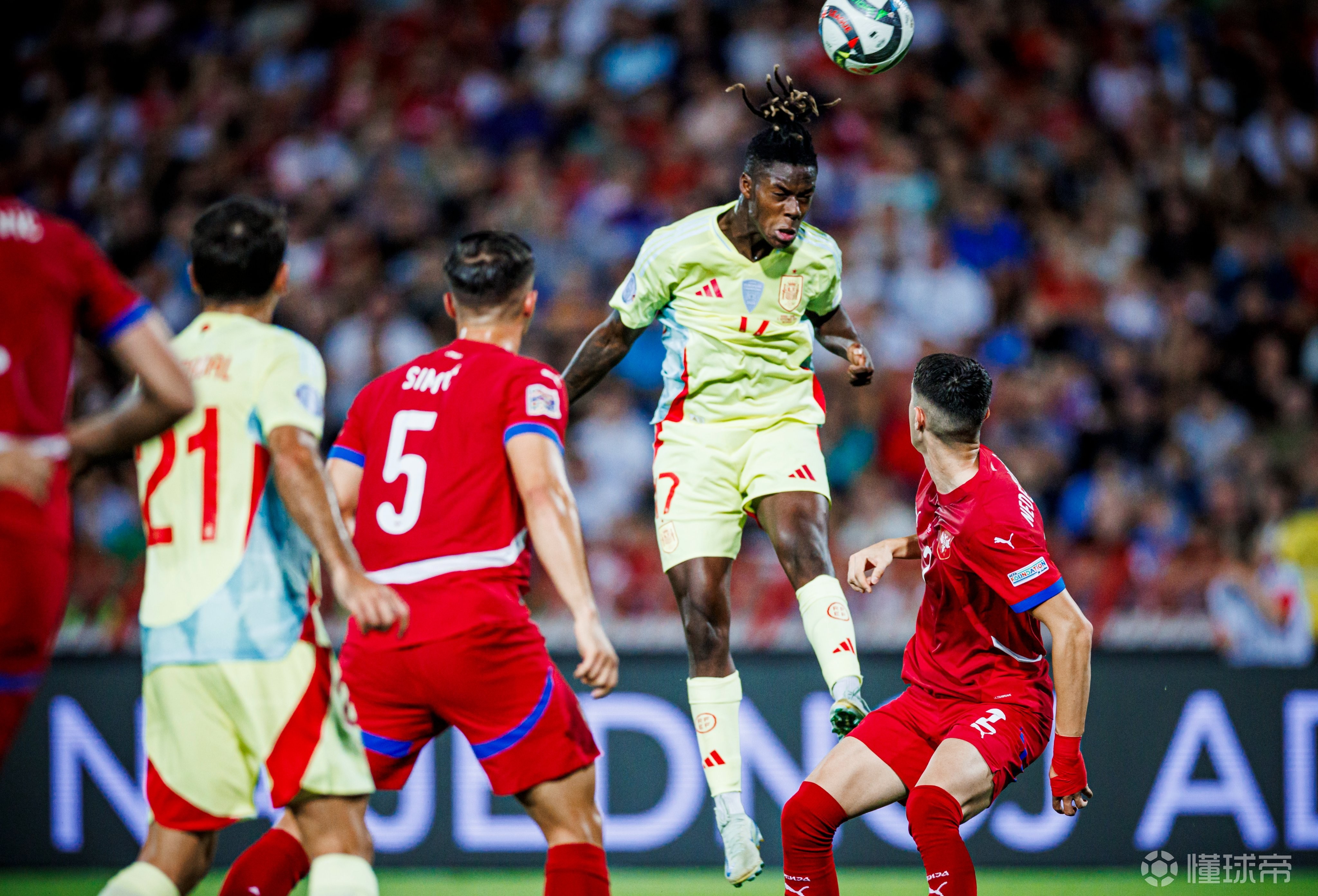 西班牙队在国际篮球场上一展身手