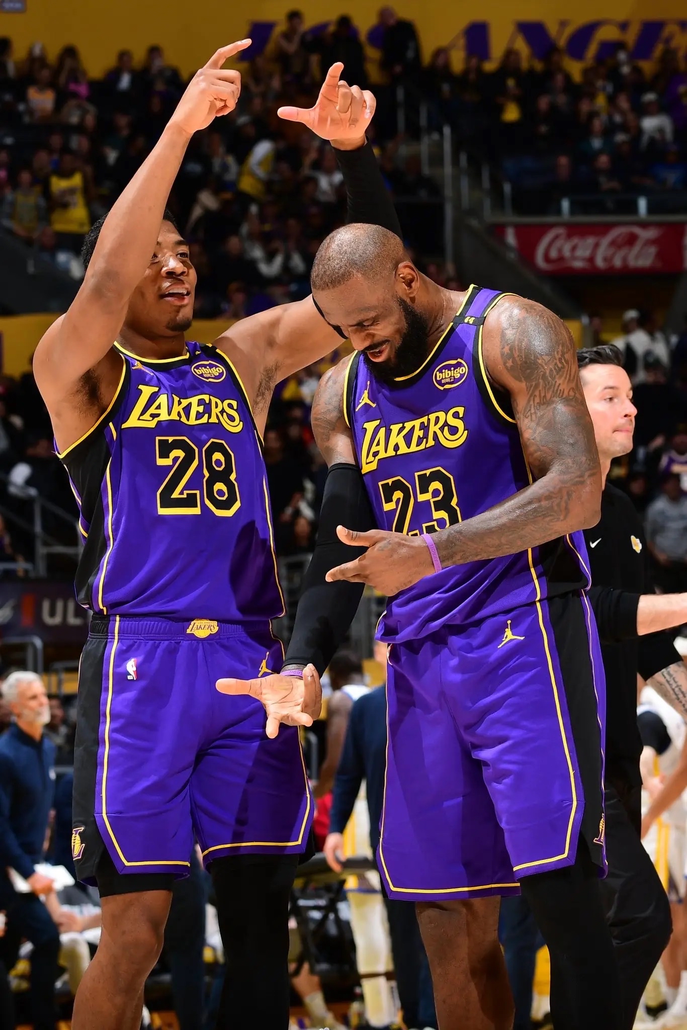 湖人对阵浓眉激战胶着，最终险胜对手！